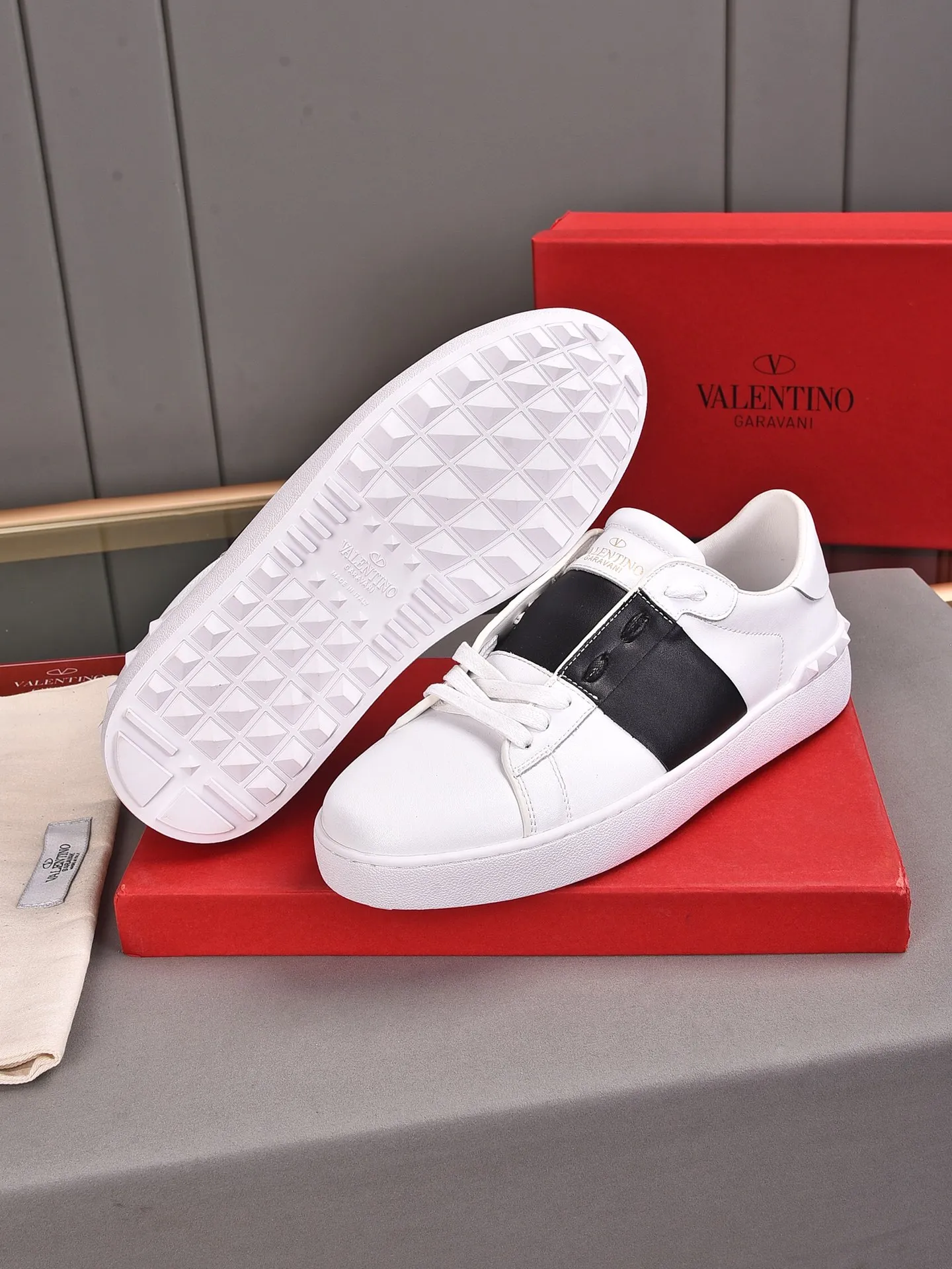 Men's shoes 440💰 (men and women couples) Valentino classic color matching series casual shoes. Made with heavy craftsmanship, good products pay attention to every detail. A must-have trendy item that can be worn all year round, it has been worn by many celebrities and Internet celebrities~~Imported cowhide surface, unique design concept, sheepskin lining, counter quality. Women’s clothing 35-40. Men’s clothing 39-44, 45-46 (returns and exchanges are not supported for custom-made items)